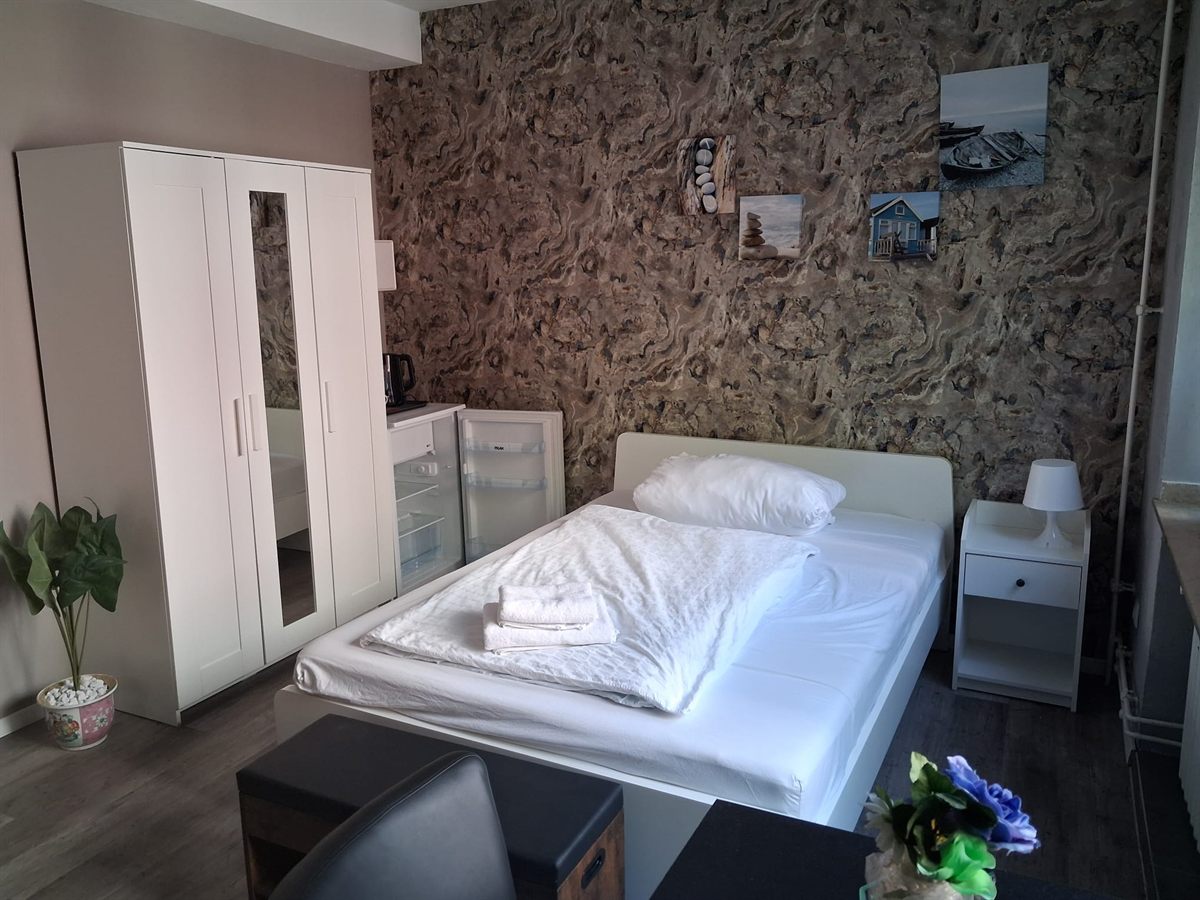 Einzelzimmer für Messegäste in Duisburg mit Bett und Ablage