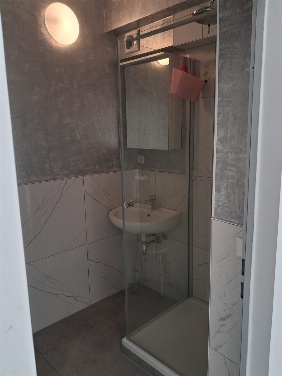 Bad mit Dusche auf der Etage der Unterkunft