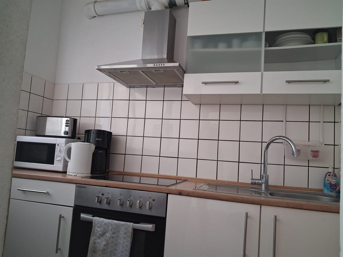 Etagenküche mit Herd und Kühlschrank für das Frühstück vor dem Messetag